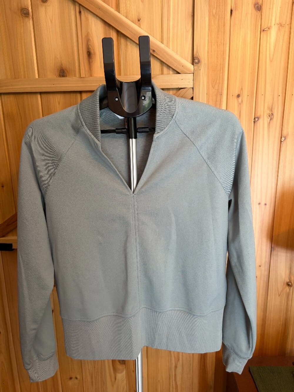 Athleta Eastbound Sweatshirt Womens Medium Green Stretch V-Neck Raglan Sleeve